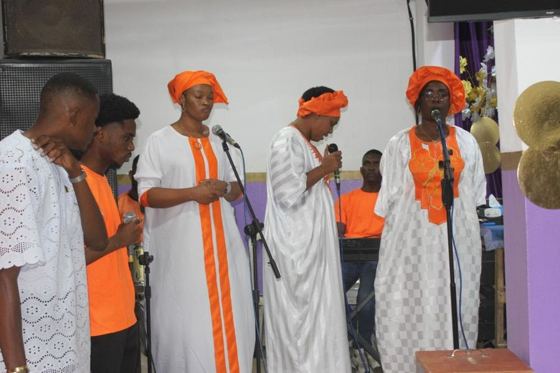 L'équipe de louange en tenue blanche et orange