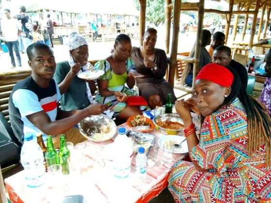 Soldats partageant un repas en plein air