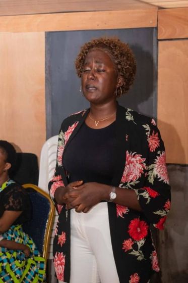 Une Soldate en intercession pendant un culte