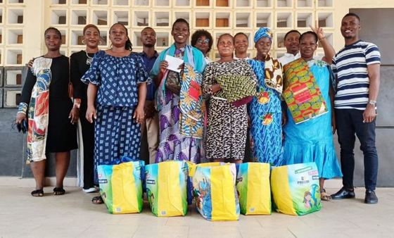 Remise de dons à des femmes veuves